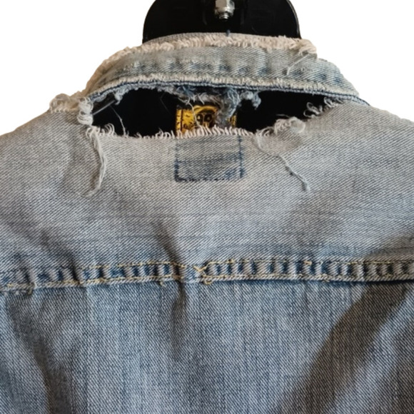 VINTAGE/ retro distressed Lee jean jacket. See measurements. Couple stains. - Picture 9 of 16